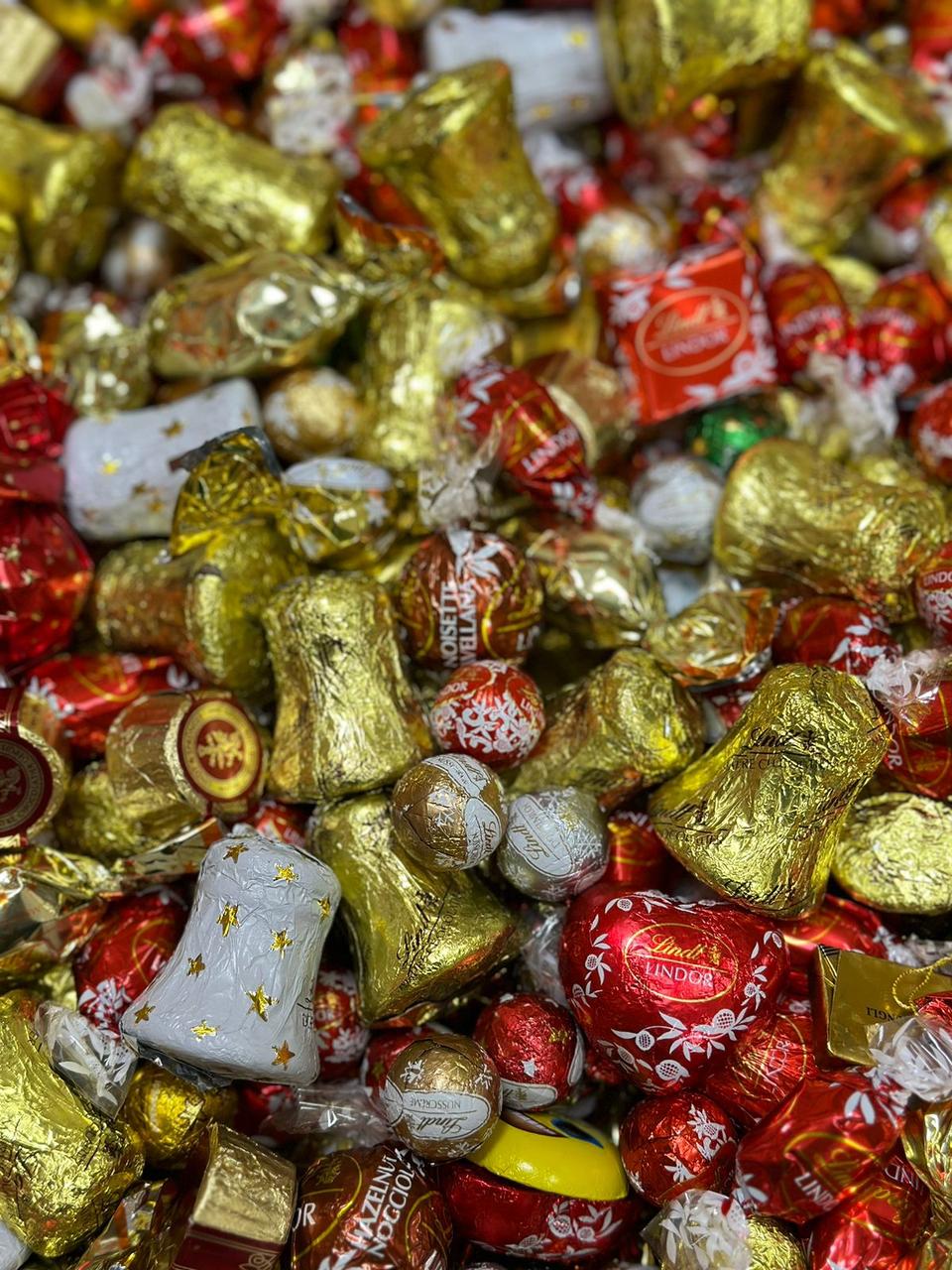 Шоколаднjt Ассорти Lindt LINDOR 1кг (Колокольчики, сердца, шарики)