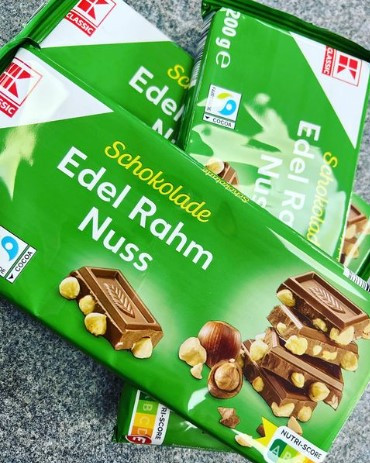 Молочный шоколад Edel Rahm Nuss  Лесной Орех 200гр. /Германия/